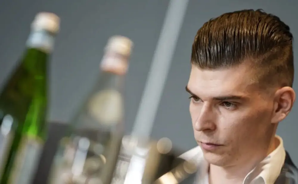 Kristijan Harjač slavi pobjedu na 28. prvenstvu sommeliera Hrvatske u Opatiji.