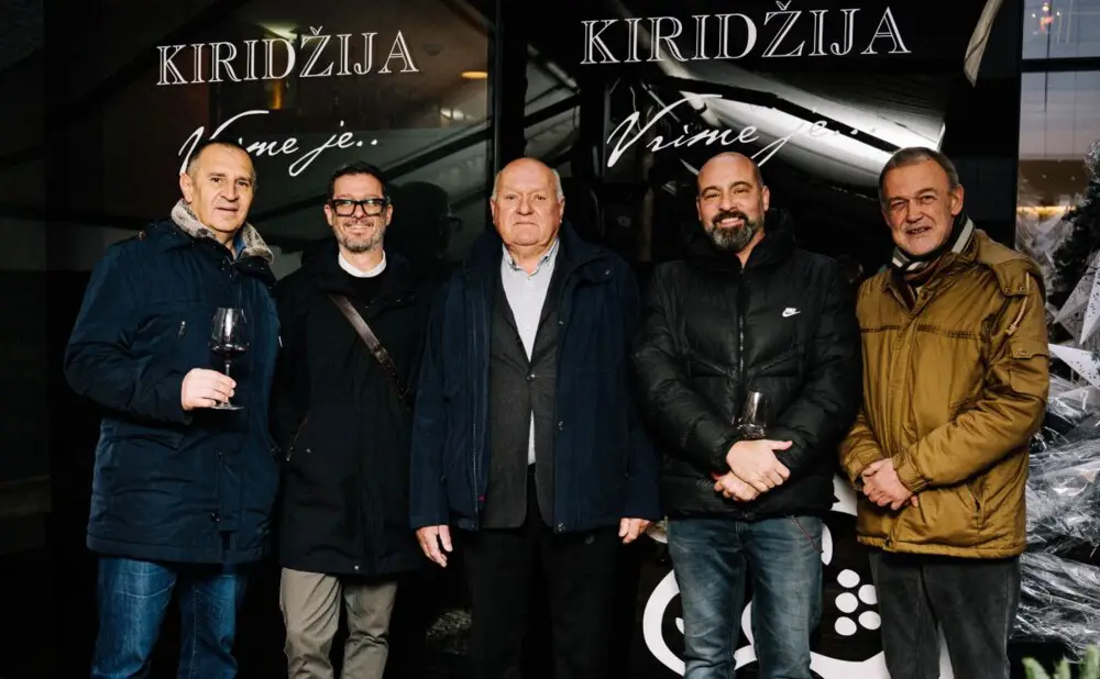 Boca vina Dingač 2022. Vrime je... vinarije Kiridžija na svečanom predstavljanju.