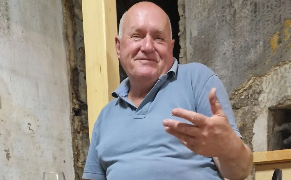 Čaša crnog vina Dingač 2022. Vrime je... tijekom degustacije u Bistrou Nico’s.
