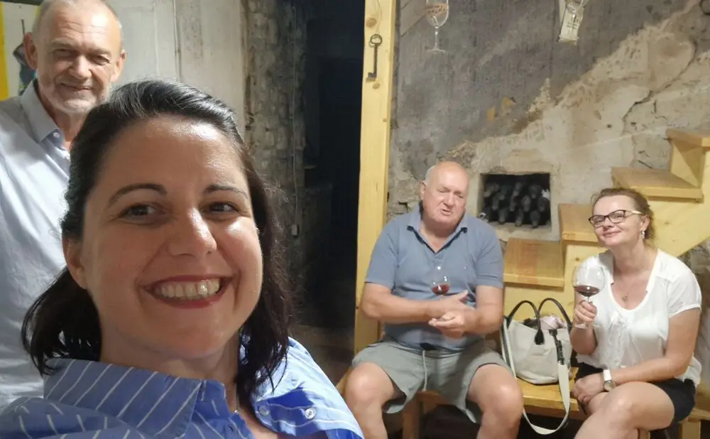 Uzvanici nazdravljaju vinom Dingač 2022. tijekom predstavljanja novog vina.