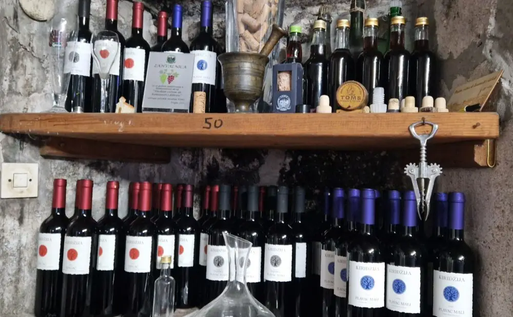 Vinski stručnjaci i ljubitelji vina kušaju Dingač 2022. Vrime je...