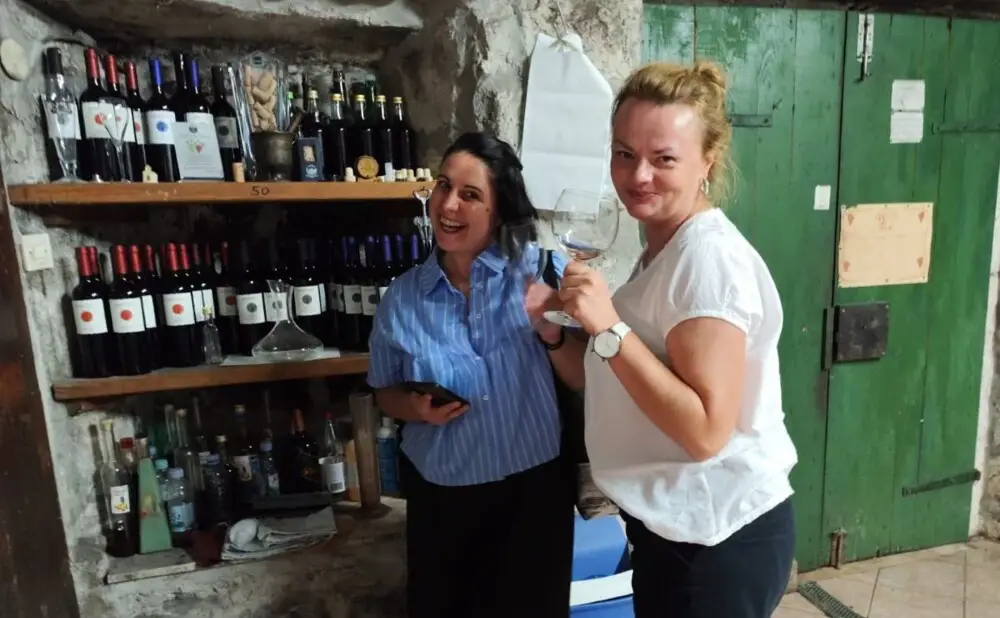 Detalji posluživanja vina i hrane tijekom predstavljanja u Bistrou Nico’s.