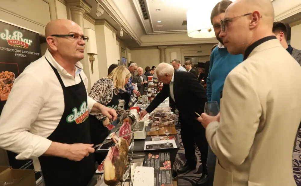 Posjetitelji degustiraju vrhunska hrvatska vina i gourmet delicije tijekom vinskog festivala u Sheratonu.