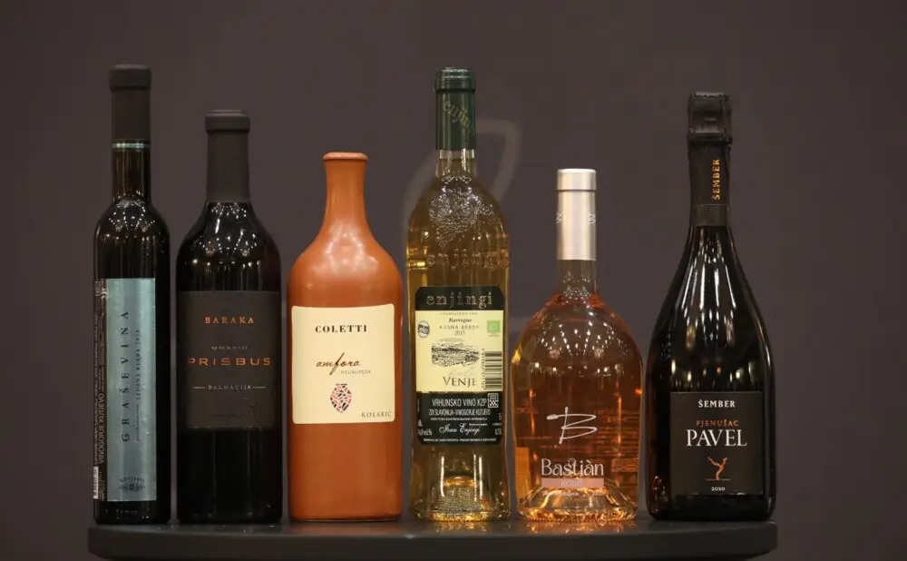 Sommelieri kušaju i ocjenjuju najbolja hrvatska vina u sklopu izbora 100 najboljih vina Hrvatske.