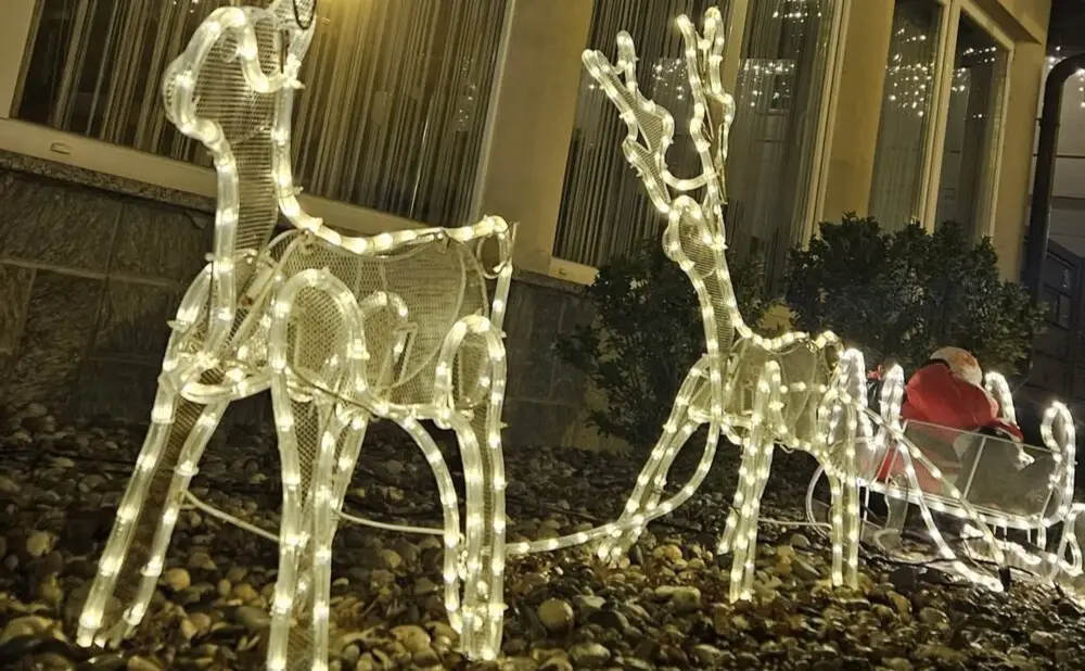 Posjetitelji adventa uživaju uz vatru, dekice i vina u Vinariji Žnidarić tijekom prosinačkog druženja.