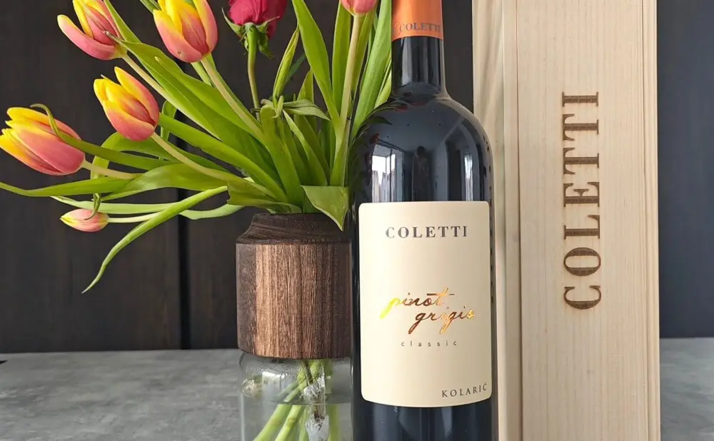 Pinot Grigio Classic odlično se slaže s hladnim odojkom i francuskom salatom za blagdane.
