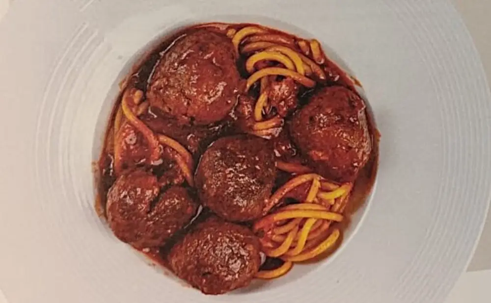 Jela od plave ribe i čaša žlahtine na stolu restorana uz crikveničku gastronomsku priču i recepte iz nove knjige.