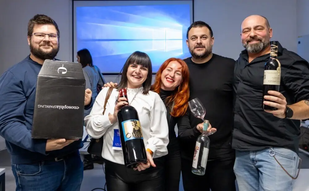 Posjetitelji sudjeluju u vinskom kvizu tijekom sajma WineOS 2026 u Gospodarskom centru Osječko-baranjske županije.