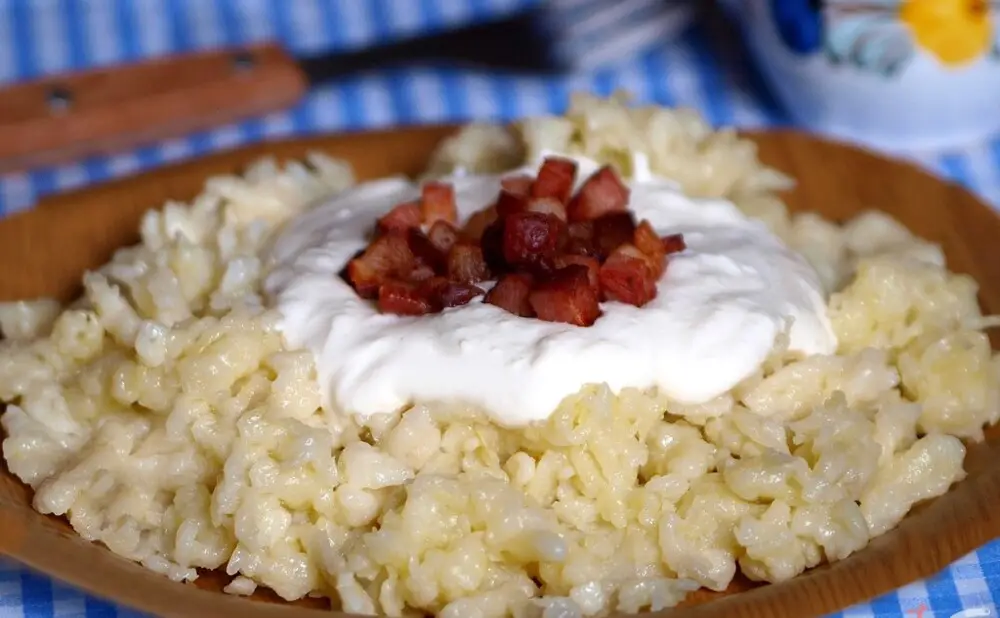 Kapustnica od kiselog kupusa, mesa i začina tradicionalno se jede za Badnjak u Slovačkoj.