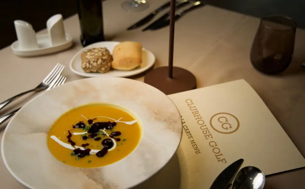 Mediteranska jela i steakovi posluženi u restoranu Clubhouse Golf na jugu Zagreba.
