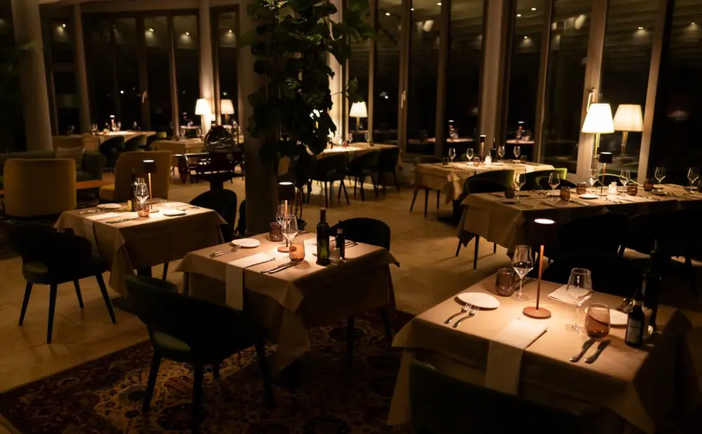 Interijer restorana Clubhouse Golf u Blatu uz pogled na zelene golf terene.