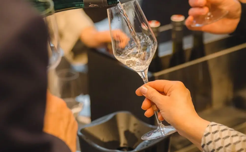 Čaše bijelog i crnog vina austrijskih vinarija predstavljenih na vinskom susretu Austrian Wine Meets Croatia u Zagreb.