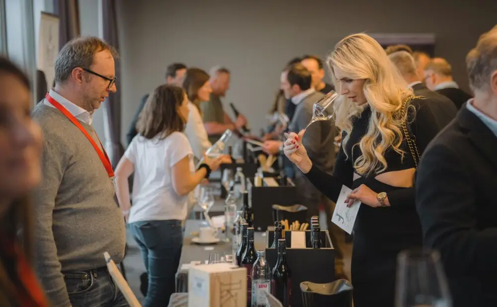 Degustacija austrijskih vina na manifestaciji Austrian Wine Meets Croatia u The Westin Zagreb uz brojne vinare i posjetitelje.