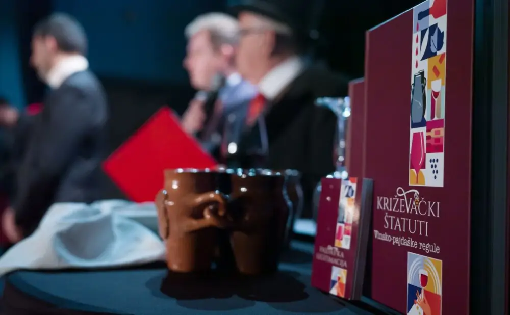 Izvedba Križevačkih štatuta uz zdravice, vinske pjesme i običaje hrvatske vinske kulture.