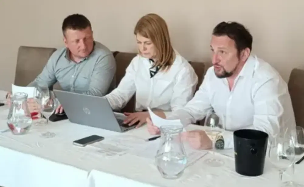 Ocjenjivačke komisije MoslaVine 2025 kušaju vina autohtonih hrvatskih sorti u Hotelu Kutina.