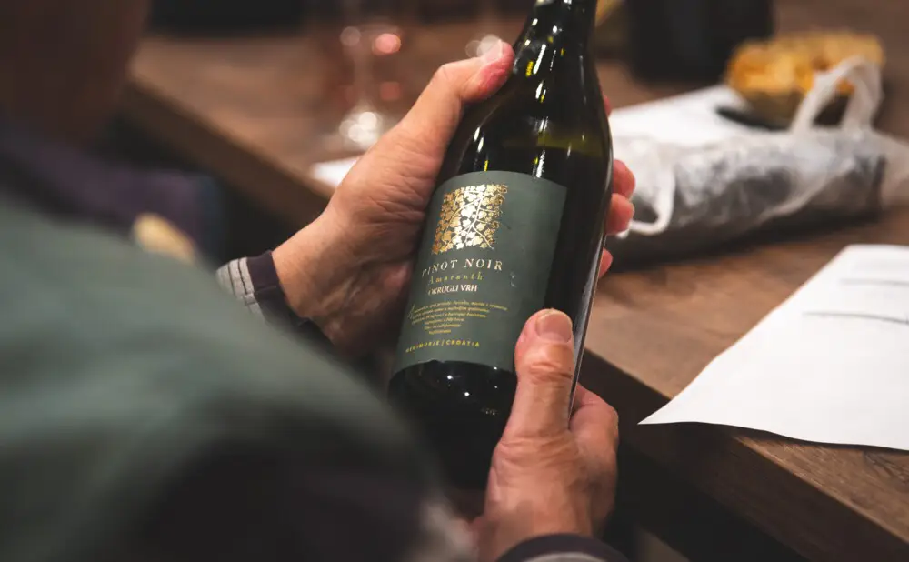 Crni pinot Amaranth vinarije Dvanajščak-Kozol odležavao je u bačvama od akacije i hrasta.