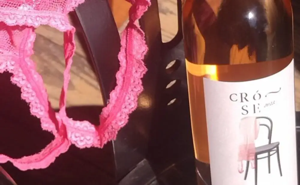 Ocjenjivači kušaju rosé vina iz 34 države na međunarodnom vinskom natjecanju u rumunjskoj Constanti.