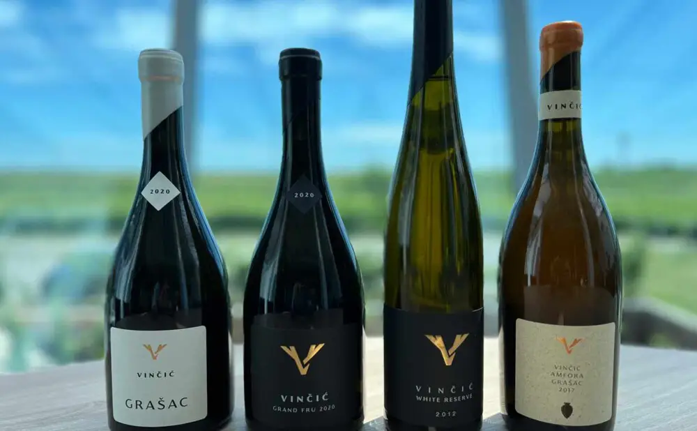 Vinogradi vinarije Vinčić na položaju Zaravan uz Frušku goru daju vina snažnog terroirskog identiteta.