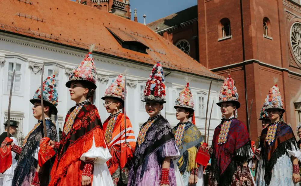 Đakovački vezovi donose folklor, nošnje, lipicance i bogatu slavonsku gastronomiju.