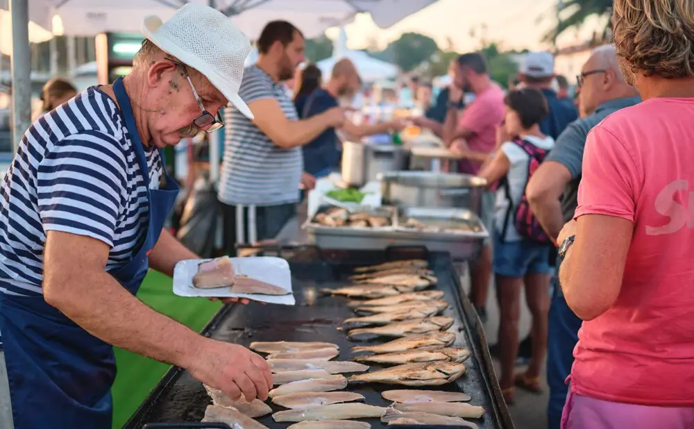 Večer malostonskih kamenica i blatskih vina okupila je ljubitelje vina i morskih delicija na Korčuli.