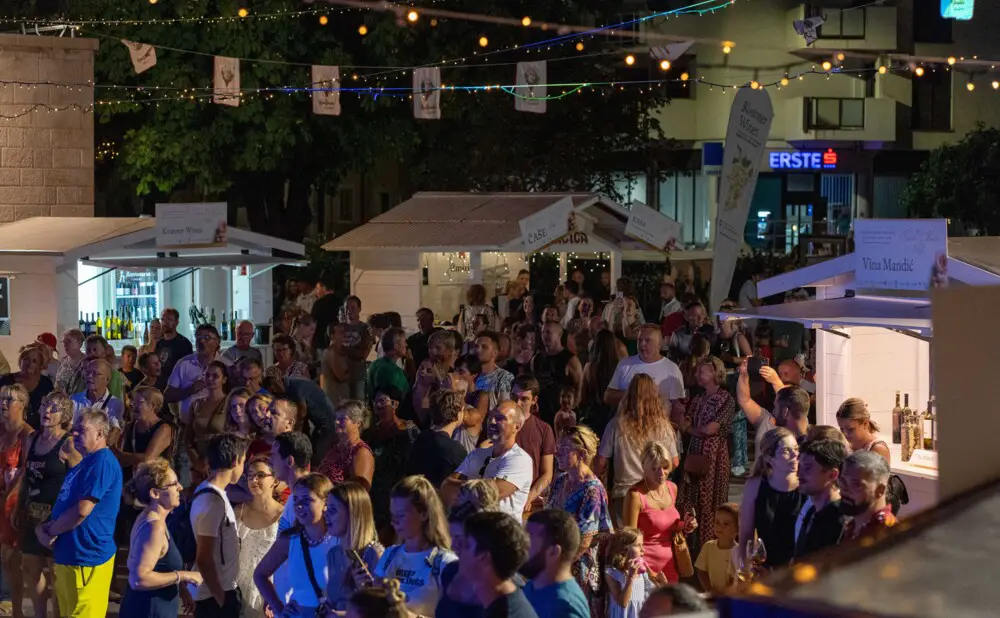 Vinski festival i bogat glazbeni program dio su manifestacije Ružica Vinodola u Novom Vinodolskom.