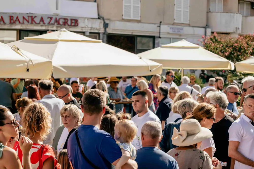 Posjetitelji uživaju u gastro i vinskoj ponudi na manifestaciji Novljanski gušti u Novom Vinodolskom.