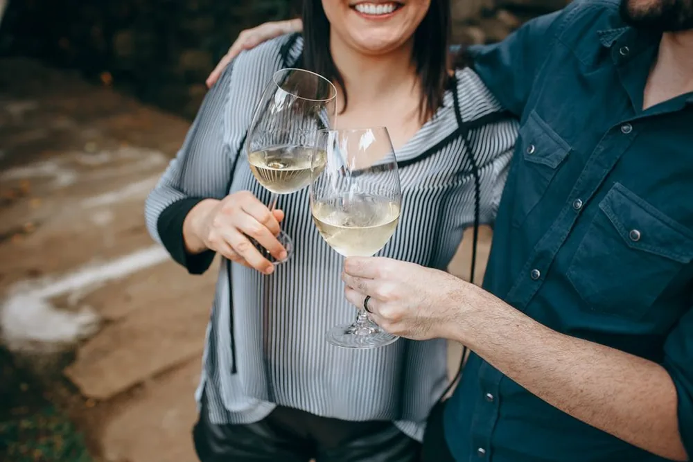 Nazdravljanje čašama bijelog vina u društvu