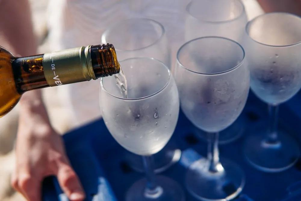 Točenje rashlađenog bijelog vina u čaše, osnova za gemišt