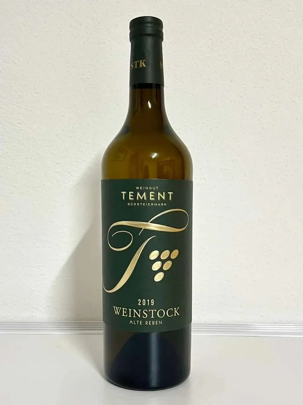 Boca austrijskog vina 'Weingut Tement Weinstock Alte Reben' 2019 iz Južne Štajerske, primjer welschrieslinga kao srodnog vina graševini.