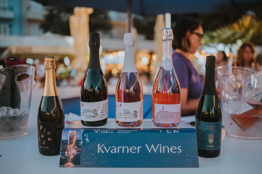 Kvarnerski pjenušci od autohtonih sorti na štandu Kvarner Wines na festivalu Just Sparkle