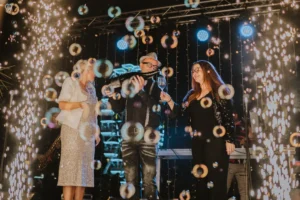 Žarko Stilin nazdravlja pjenušcem s gošćama okružen mjehurićima na pozornici festivala Just Sparkle u Crikvenici