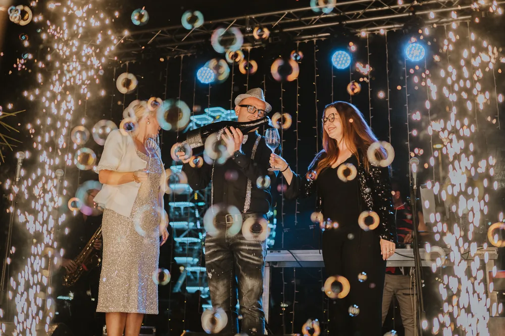 Žarko Stilin nazdravlja pjenušcem s gošćama okružen mjehurićima na pozornici festivala Just Sparkle u Crikvenici