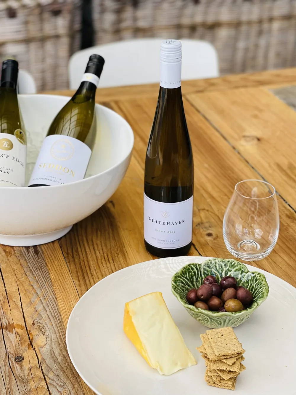 Novozelandski Pinot Gris (Whitehaven, Seddon, Ace Edge) uz sir i masline