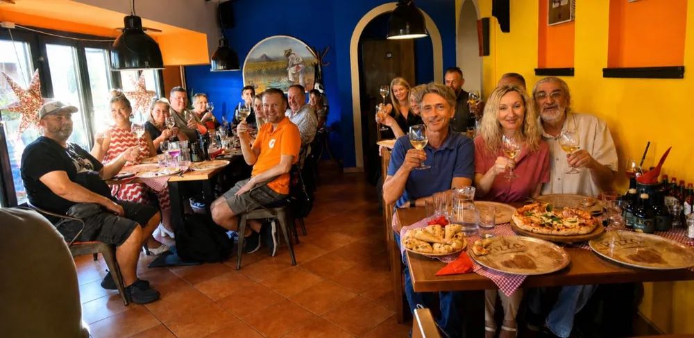 Gosti nazdravljaju u bistrou Kaktus u Velikoj Gorici na prvoj večeri projekta Vino uz pizzu