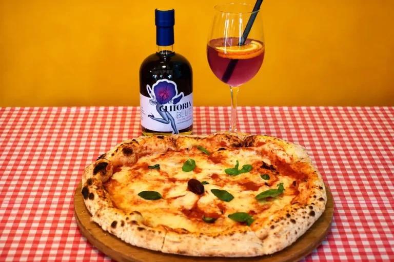 Pizza Margherita iz krušne peći uz koktel s ginom Clitoria Blue na eventu Vino uz pizzu u bistrou Kaktus