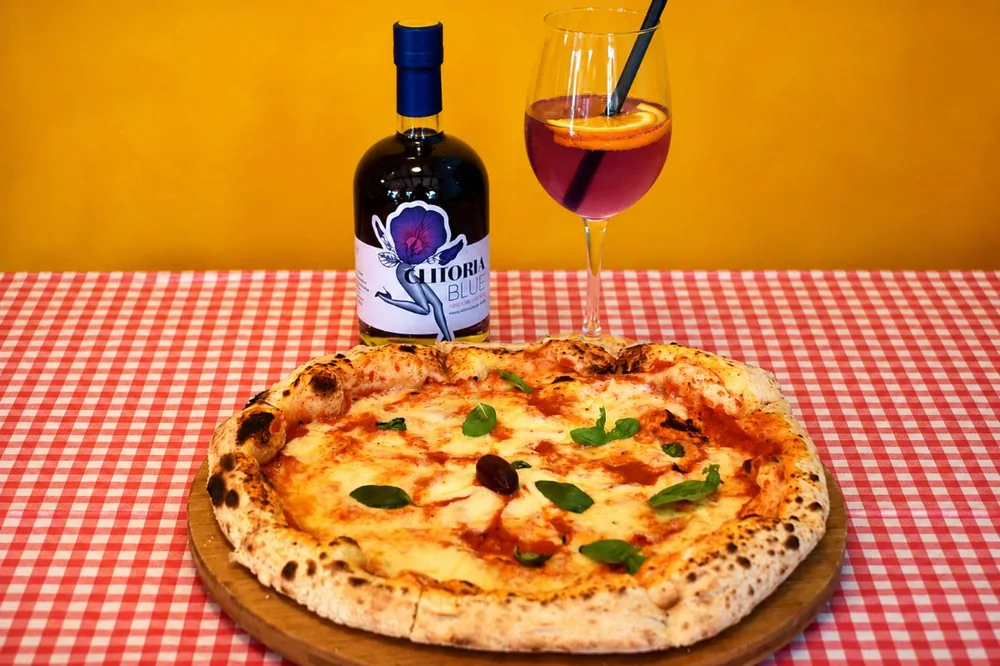 Pizza Margherita iz krušne peći uz koktel s ginom Clitoria Blue na eventu Vino uz pizzu u bistrou Kaktus