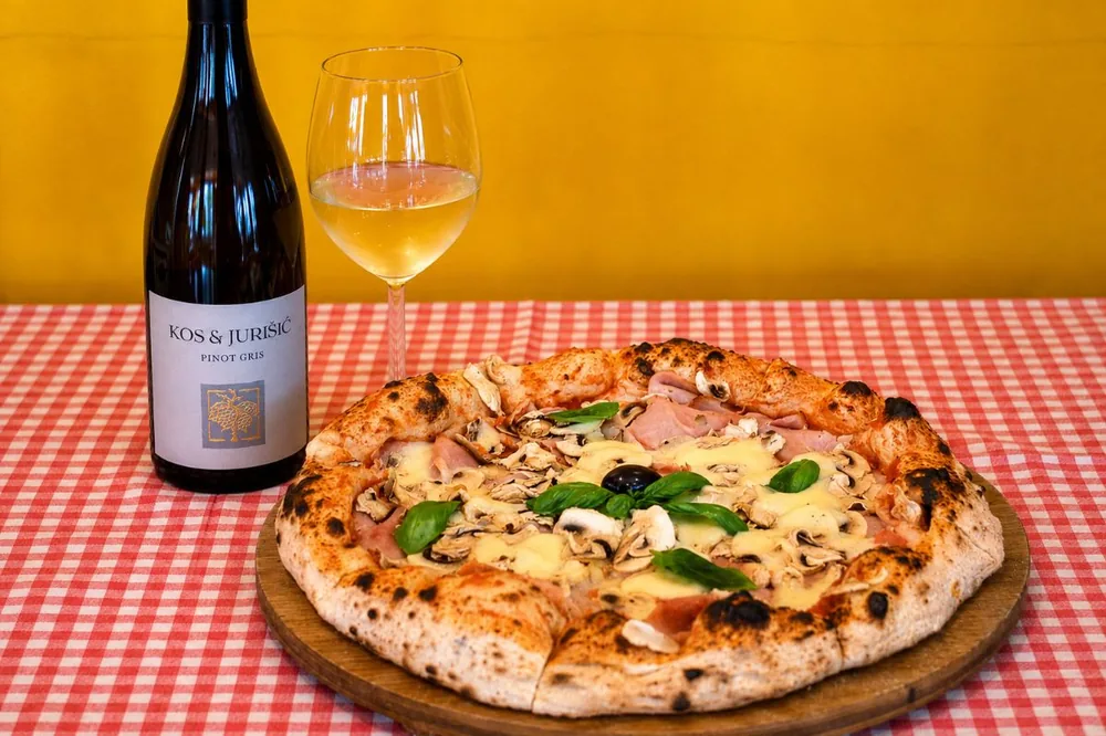 Miješana pizza uz Pinot gris 2025 vinarije Kos-Jurišić na eventu Vino uz pizzu