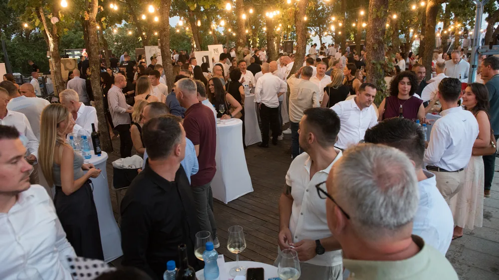 Posjetitelji uz stolove za kušanje vina na festivalu BLAŽ Enology