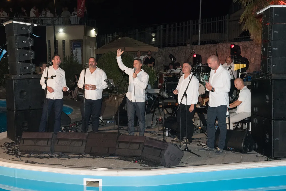 Klapa nastupa na pozornici festivala BLAŽ Enology u Međugorju