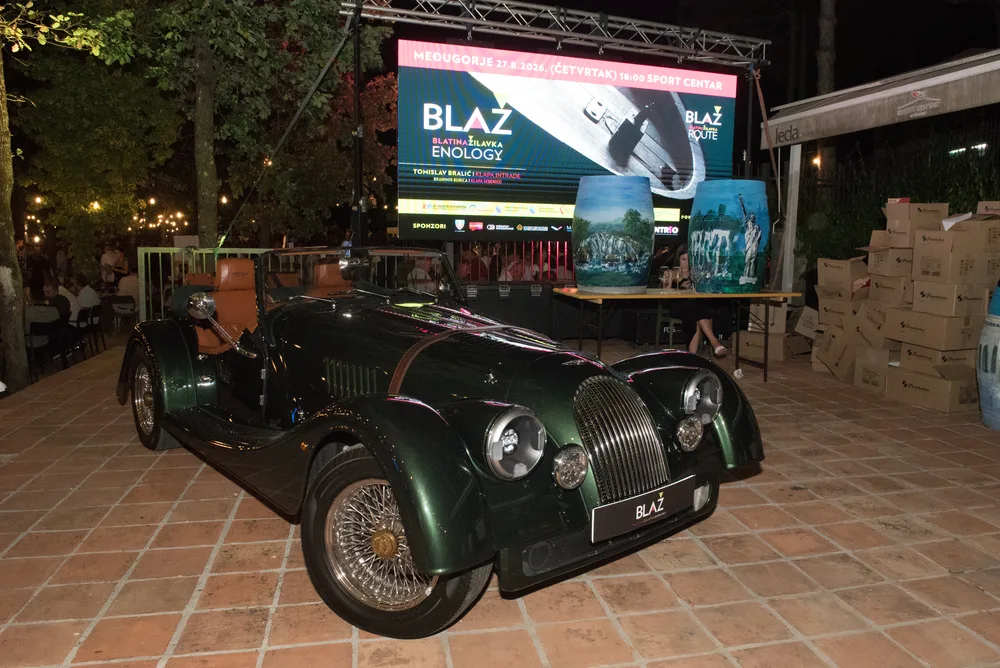 Oldtimer ispred LED ekrana festivala BLAŽ Enology 2026. u Međugorju