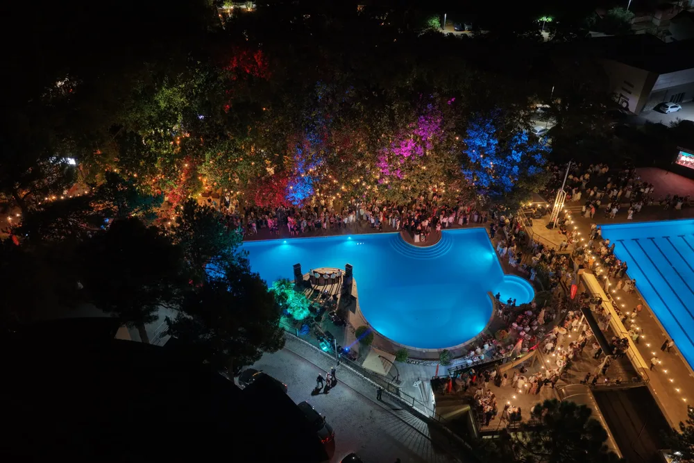 Noćna panorama festivala BLAŽ Enology 2026. uz bazene Sport centra Međugorje