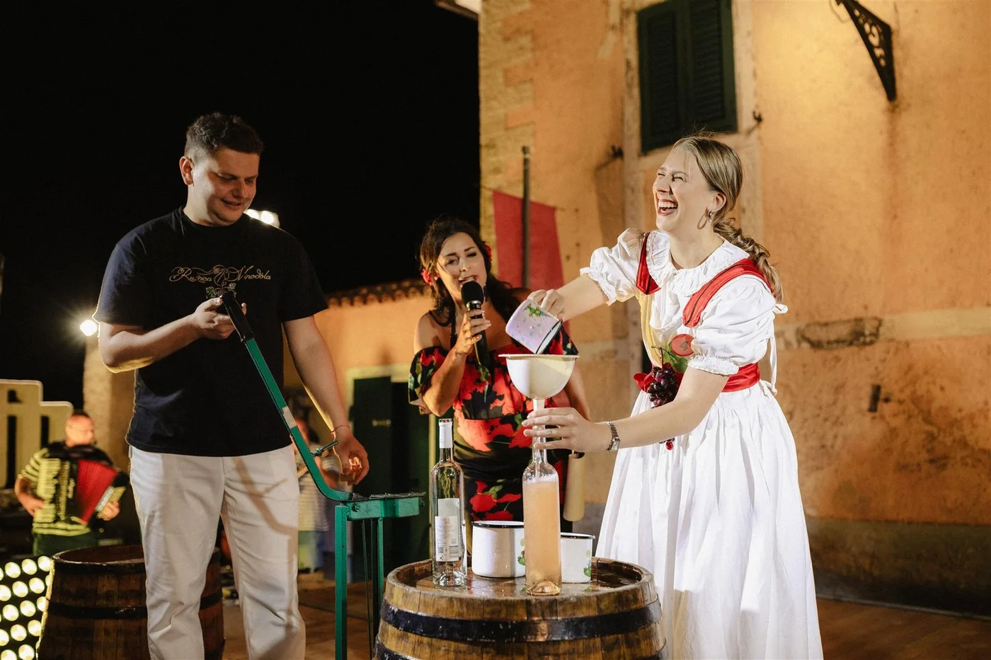 Kandidatkinja u disciplini posluživanja vina