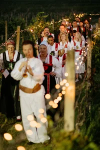 Povorka u narodnim nošnjama kroz vinograd na Ružici Vinodola