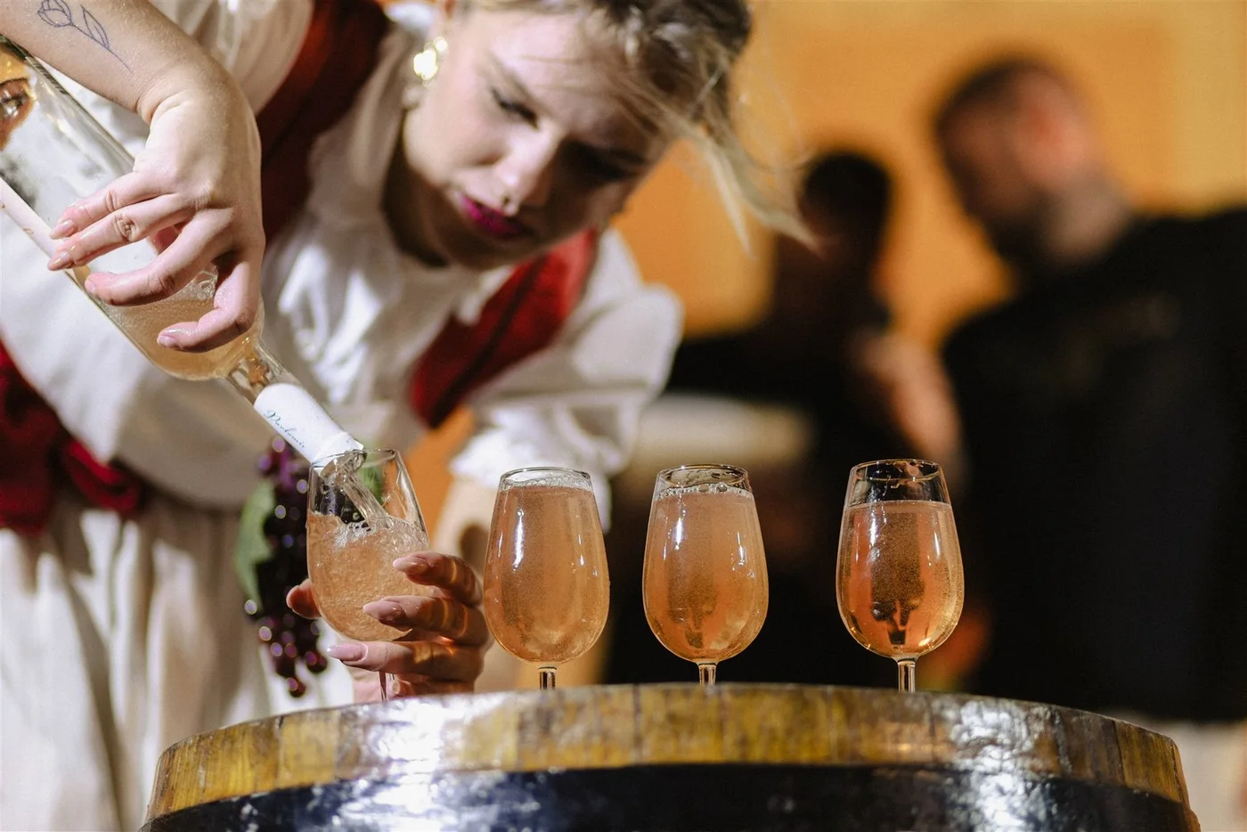 Točenje vina u čaše na Ružici Vinodola