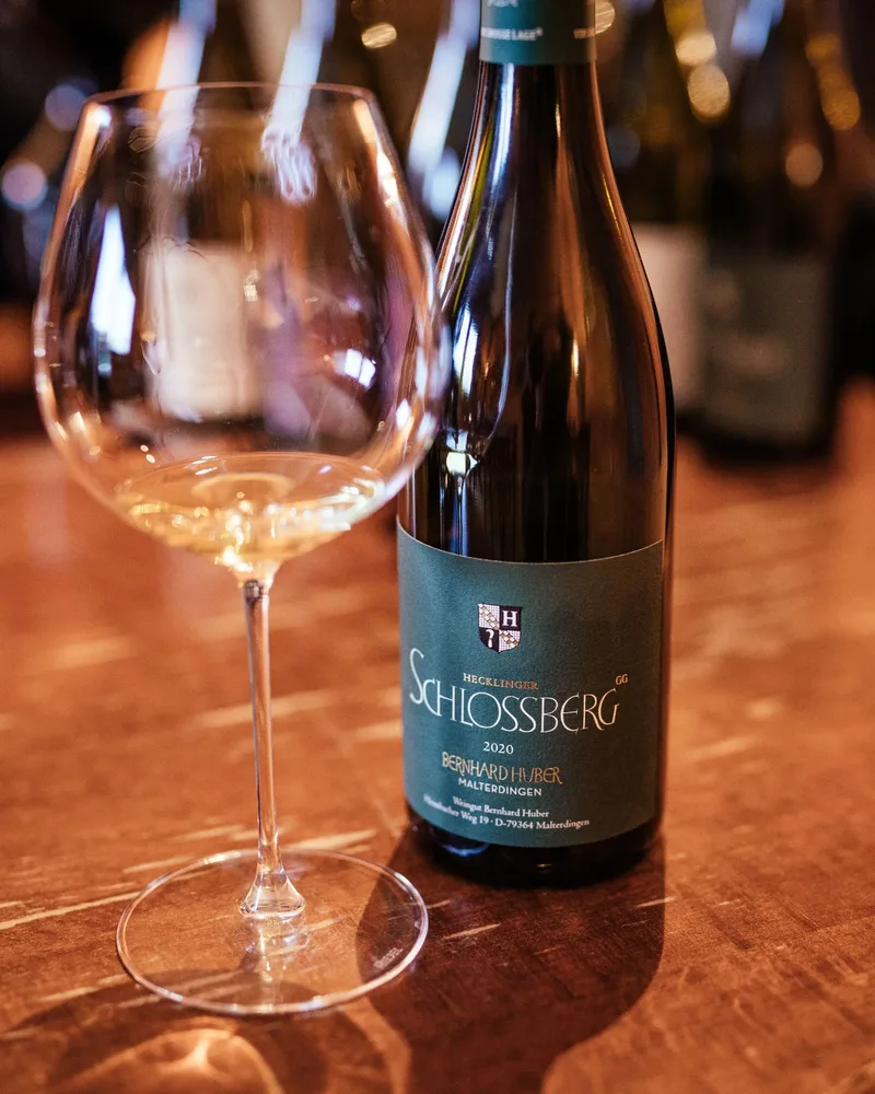 Boca i čaša vina Bernhard Huber Chardonnay Schlossberg GG iz Badena