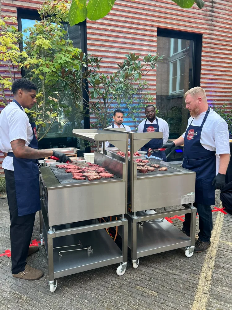 Priprema odrezaka na roštilju tijekom World Steak Challengea u Amsterdamu