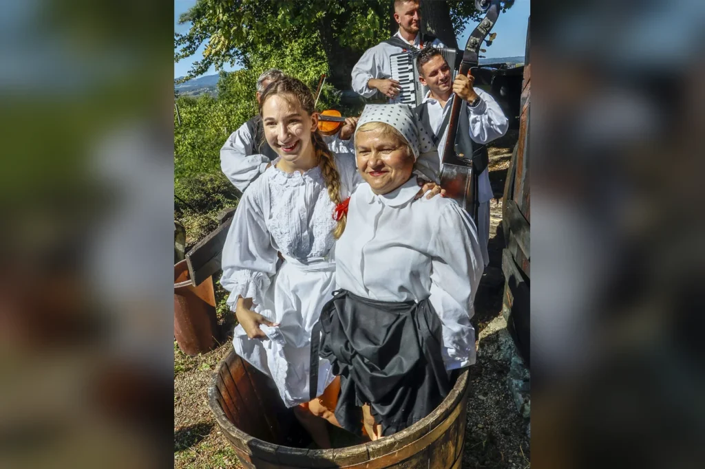 Gnječenje grožđa, fotografija Branka Težaka nagrađena na 5. natječaju