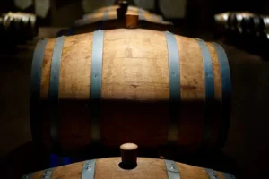 Hrastova bačva s vinom u podrumu vinarije