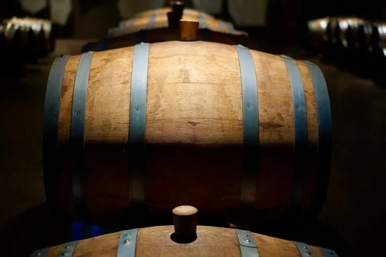 Hrastova bačva s vinom u podrumu vinarije