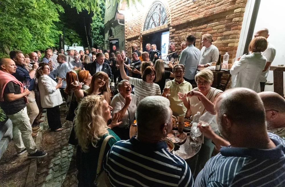 Gosti nazdravljaju na proslavi pete godišnjice vinarije Zlatno Brdo